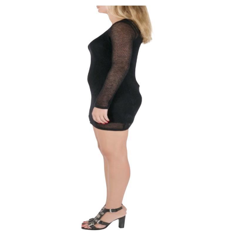Dieses schwarze Kleid, das Komfort und Stil in sich vereint, muss man einfach haben. Dieses Kleid von Saint Laurent Paris hat ein perforiertes Mesh-Overlay, lange Ärmel und eine taillierte Passform. In Kombination mit hohen Absätzen sieht er einfach