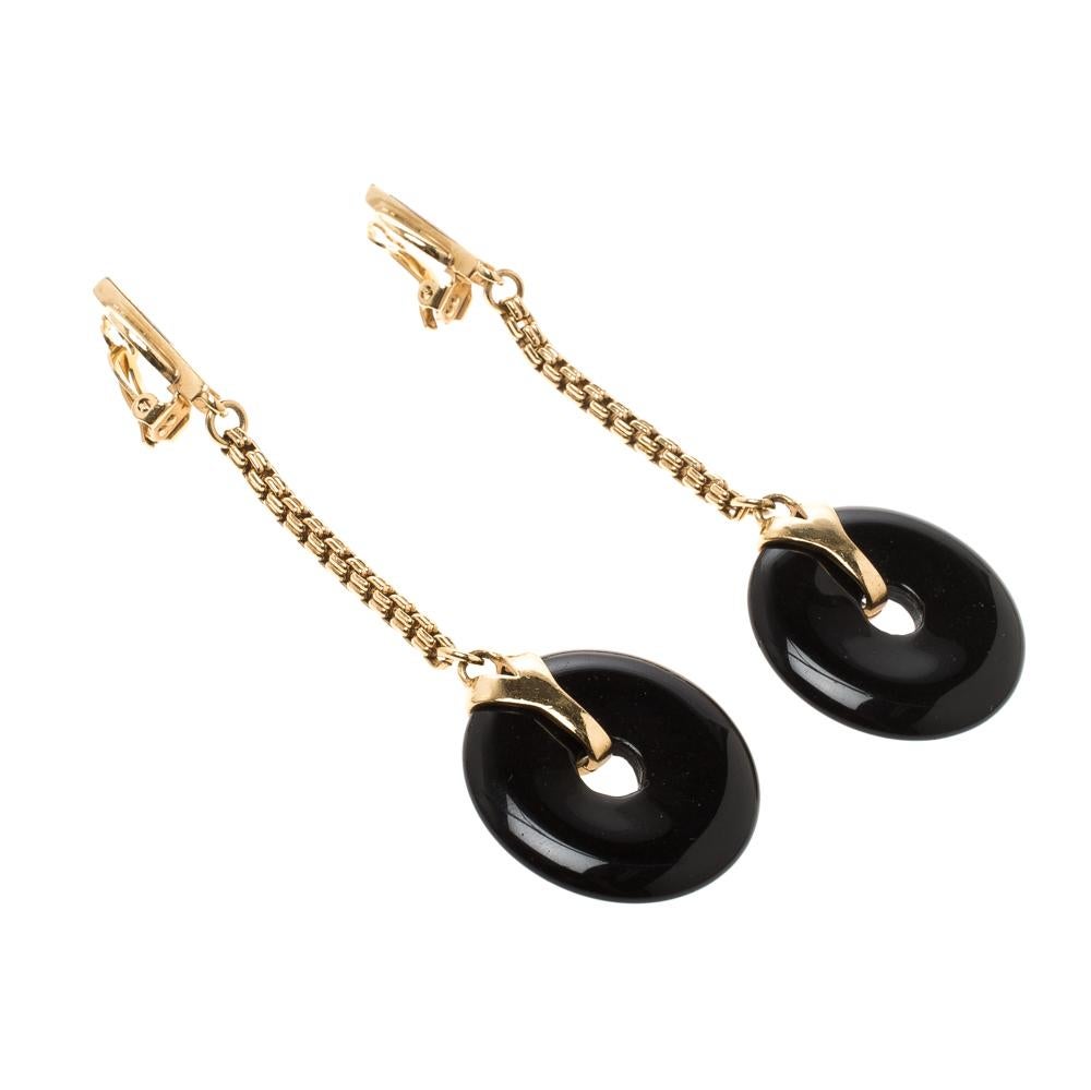 Wear it with those special and elegant evening wear outfits and create a subtle glamorous look with these Saint Laurent Paris clip on earrings. Constructed from gold tone metal, these earrings feature a long dangling chain design that is connected
