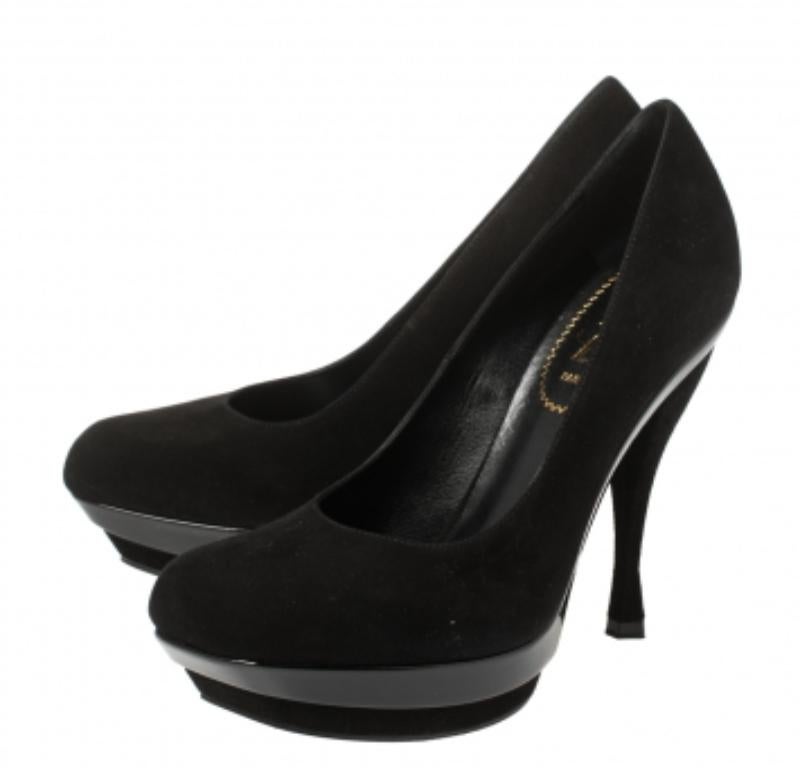 Diseñados con tacones altos de aguja y un clásico tono negro, este par de zapatos de salón peep-toe Saint Laurent son perfectos para tus looks formales. Están hechos de ante y diseñados con plataformas y tacones de 12,5 cm. Forrados de piel, ¡son
