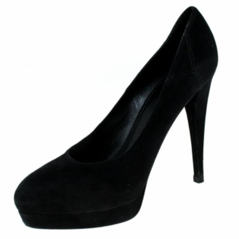 Cette paire de Saint Laurent Paris a un charme fou. Cette paire élégante est fabriquée en daim et dotée d'une confortable semelle en cuir et de talons aiguilles de 13,5 cm de haut. Donnez du style à votre tenue en l'associant à ces élégants