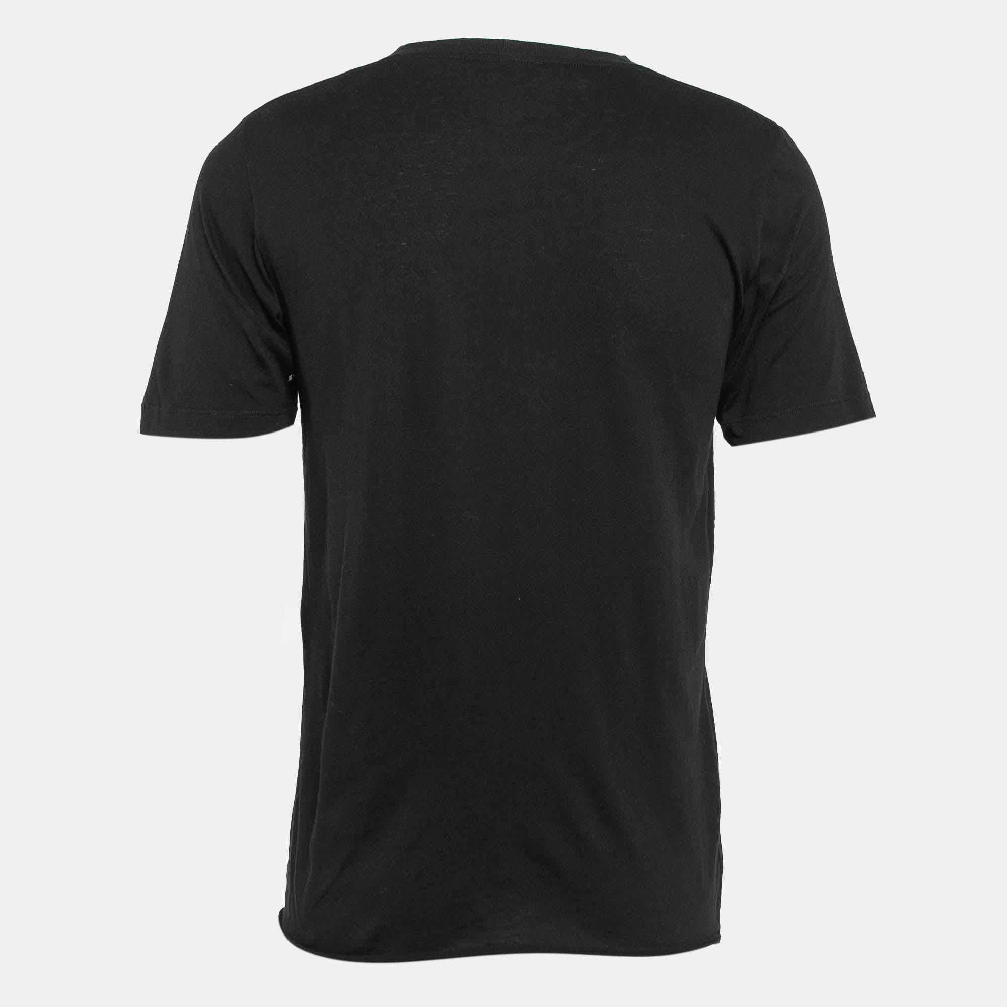 Dieses schwarze T-Shirt von Saint Laurent für Herren ist locker geschnitten, hat einen Rundhalsausschnitt, kurze Ärmel und einen Druck auf der Vorderseite. Sie werden den Komfort und den Stil lieben, den er bietet.