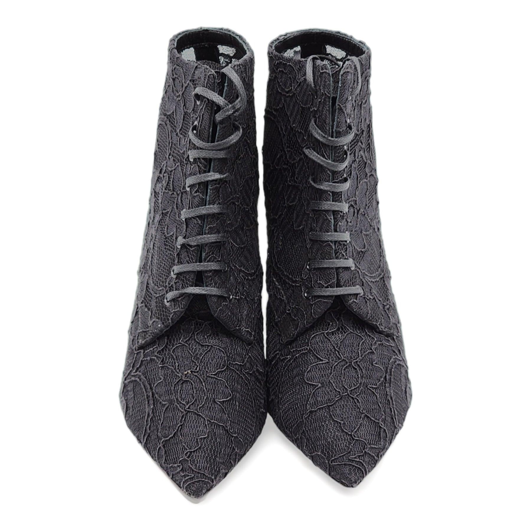 Botín Blaze de Saint Laurent en encaje.

Más información:
Color: Negro
Talla: 7 US
Estado: Nuevo con caja, La caja está dañada.