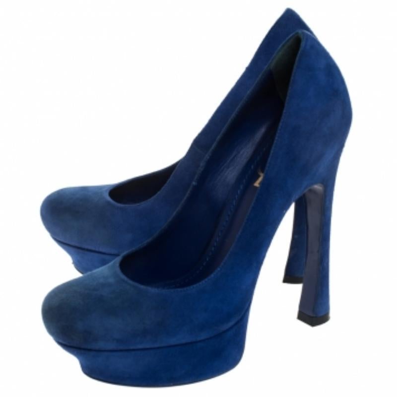 Enamórate perdidamente de este par de zapatos de salón Palais de Saint Laurent Paris. El exterior de estas sandalias está hecho de ante azul, mientras que el interior está forrado de piel. Presentan puntera redonda, tacón alto y plataformas junto