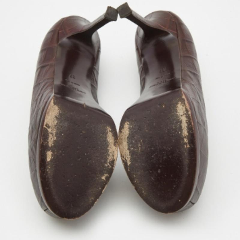 De las mujeres Saint Laurent Paris Bombas de plataforma Tribtoo de piel de cocodrilo marrón en relieve talla 37 en venta