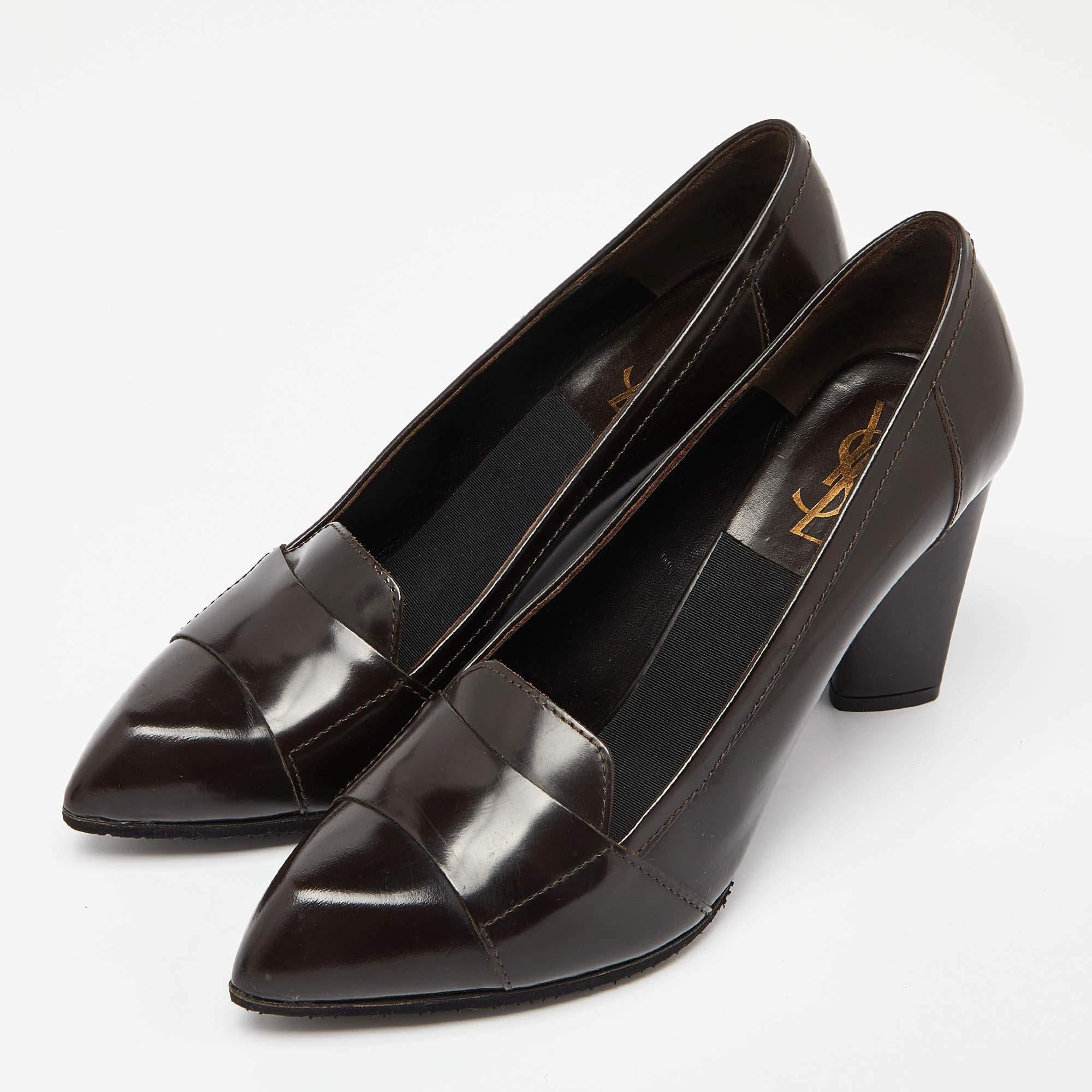 These timeless Saint Laurent pumps are meant to last you season after season. Crafted using brown leather they are designed with a sleek arch pointed toes and 9 cm heels.
