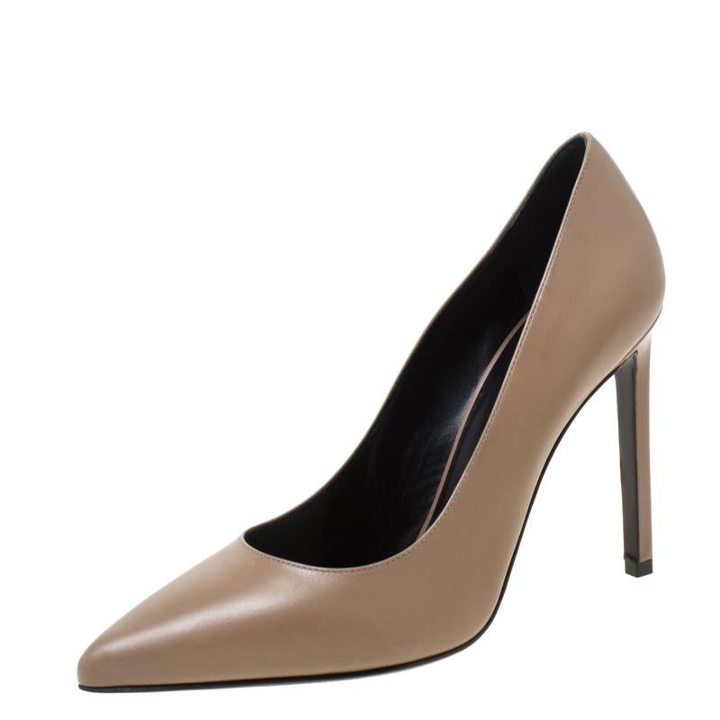 Sport these pumps made from this leather this season cause this one's here to stay. Featuring a classic design, these Saint Laurent Paris pumps are fashioned from the best quality material. They are designed with pointed toes and 10.5 cm