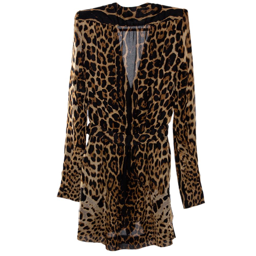 This Saint Laurent Paris mini dress is a must-have. Crafted from pure silk, it comes in a brown hue and flaunts a leopard print. it has a deep neck, long sleeves, padded shoulders and a fitted silhouette. It is great for fun outings with friends and