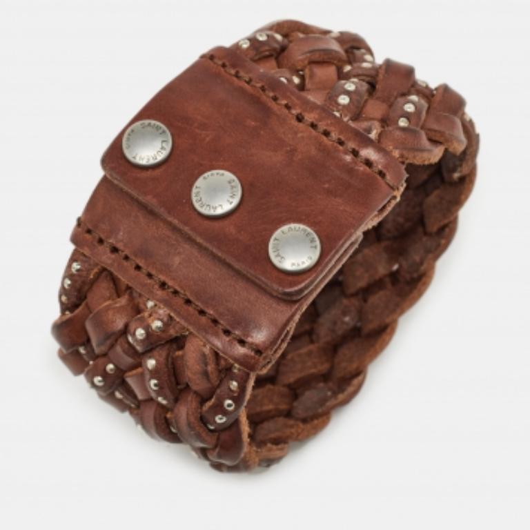 Saint Laurent Paris Pulsera ancha de cuero marrón con tachuelas y trenzado en Bueno estado para la venta en Dubai, Al Qouz 2