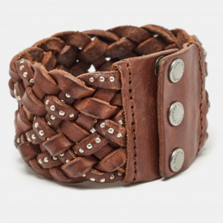 De las mujeres Saint Laurent Paris Pulsera ancha de cuero marrón con tachuelas y trenzado en venta