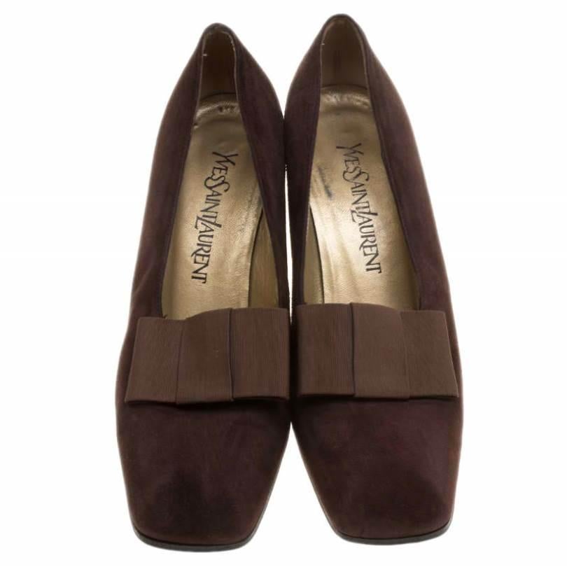 Perfect to be worn with all your formal dresses and pantsuits, these Saint Laurent Paris pumps are a must-have. Made from brown suede, these pumps are lined with leather on the insoles and detailed with bows on the uppers. They are balanced on 7.5