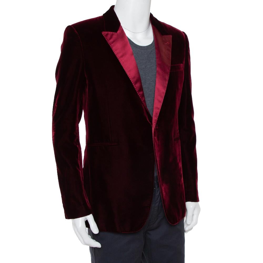 This sophisticated and refined 'Iconic le Smoking' blazer from Saint Laurent Paris can be worn for projecting effortless looks. It is made of burgundy velvet and styled with peak lapels, a front button fastening, a chest pocket, two slip pockets,