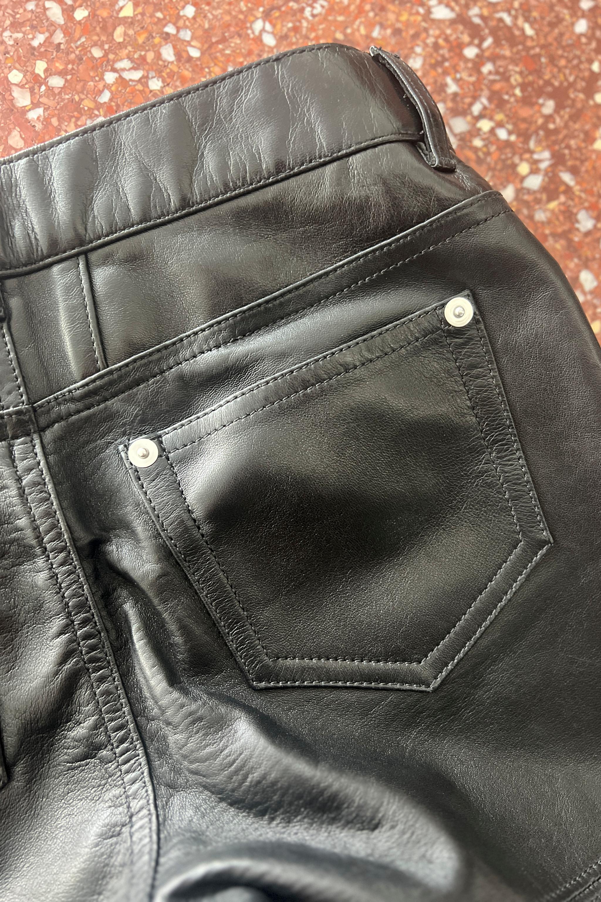 Saint Laurent Paris By Hedi Slimane Pantaloni in pelle nera con spacchi in vendita 6