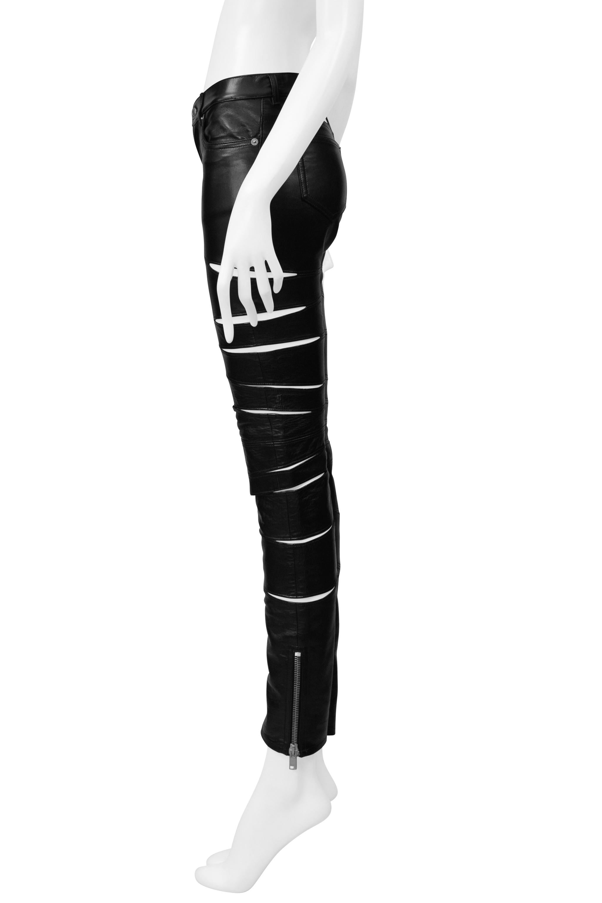Donna Saint Laurent Paris By Hedi Slimane Pantaloni in pelle nera con spacchi in vendita