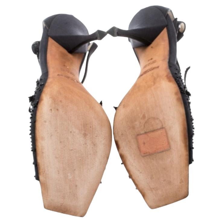 Diese Sandalen sind aus dem besten MATERIAL für Ihren Komfort gefertigt. Lassen Sie diese wunderschönen Sandalen mit der superbequemen Ledersohle für sich sprechen, wenn es um Stil und Stärke geht. Diese modischen Sandalen von Yves Saint Laurent