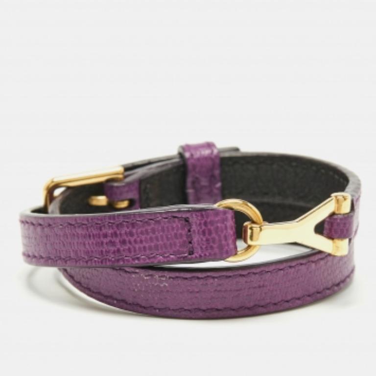 Saint Laurent propone questo favoloso bracciale dalla silhouette elegante per la donna che è pronta a vincere ogni gioco di accessori. Sicuramente catturerà l'attenzione e farà battere il cuore. Sfoggialo con tutti i tuoi look, da quelli formali a