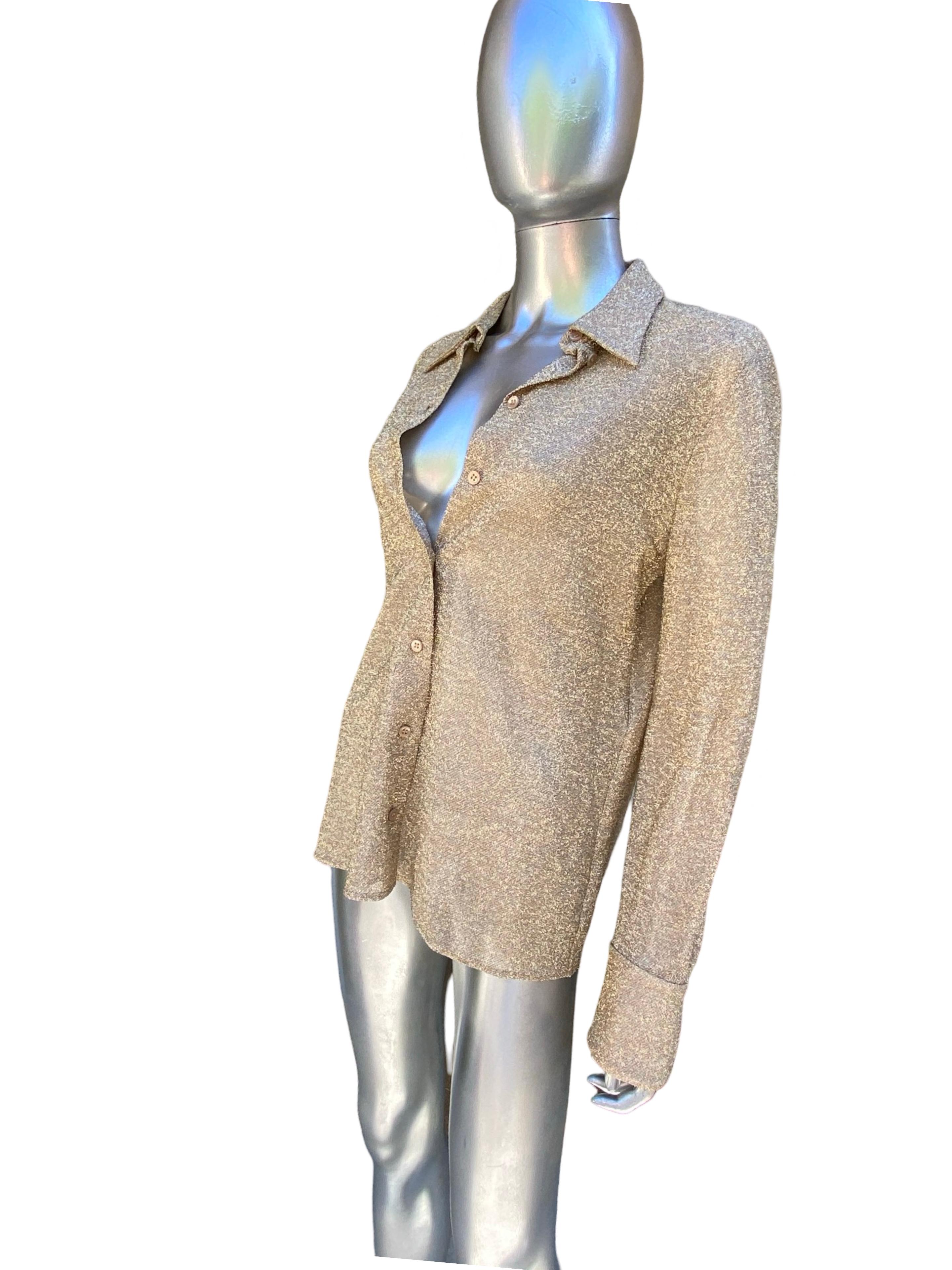 Una spettacolare blusa in lurex metallizzato oro per Saint Laurnt, Parigi. Questa camicetta non è stata disegnata da Yves. Si tratta di una camicetta moderna e contemporanea indossata una volta da una delle nostre clienti più famose. È super chic,