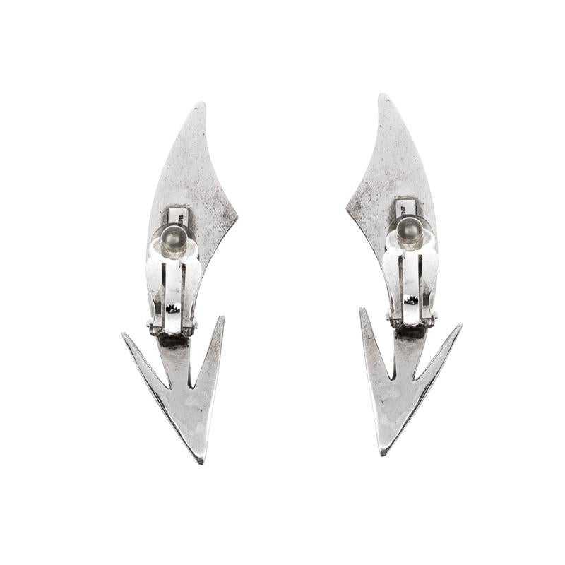 Wear with those special and elegant evening wear outfits and create a subtle glamorous look with these Saint Laurent Paris clip-on earrings. Constructed from silver-tone metal, these earrings are sculpted in the shape of a curved arrow and are
