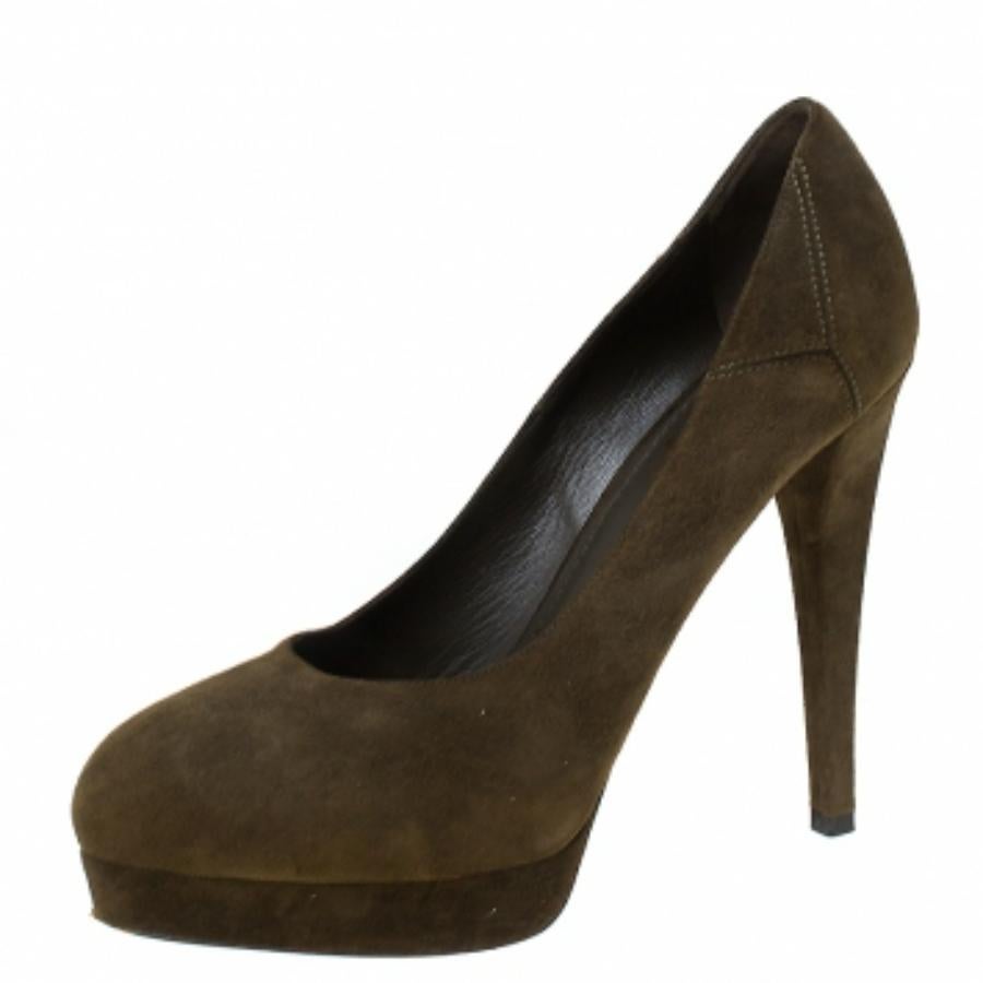 Magnifiquement conçue, cette paire d'escarpins vert foncé présente un corps en daim souple. Saint Laurent Paris est connu pour ses conceptions élégantes, comme cette paire d'escarpins. Ils sont dotés de plateformes, de semelles intérieures en cuir
