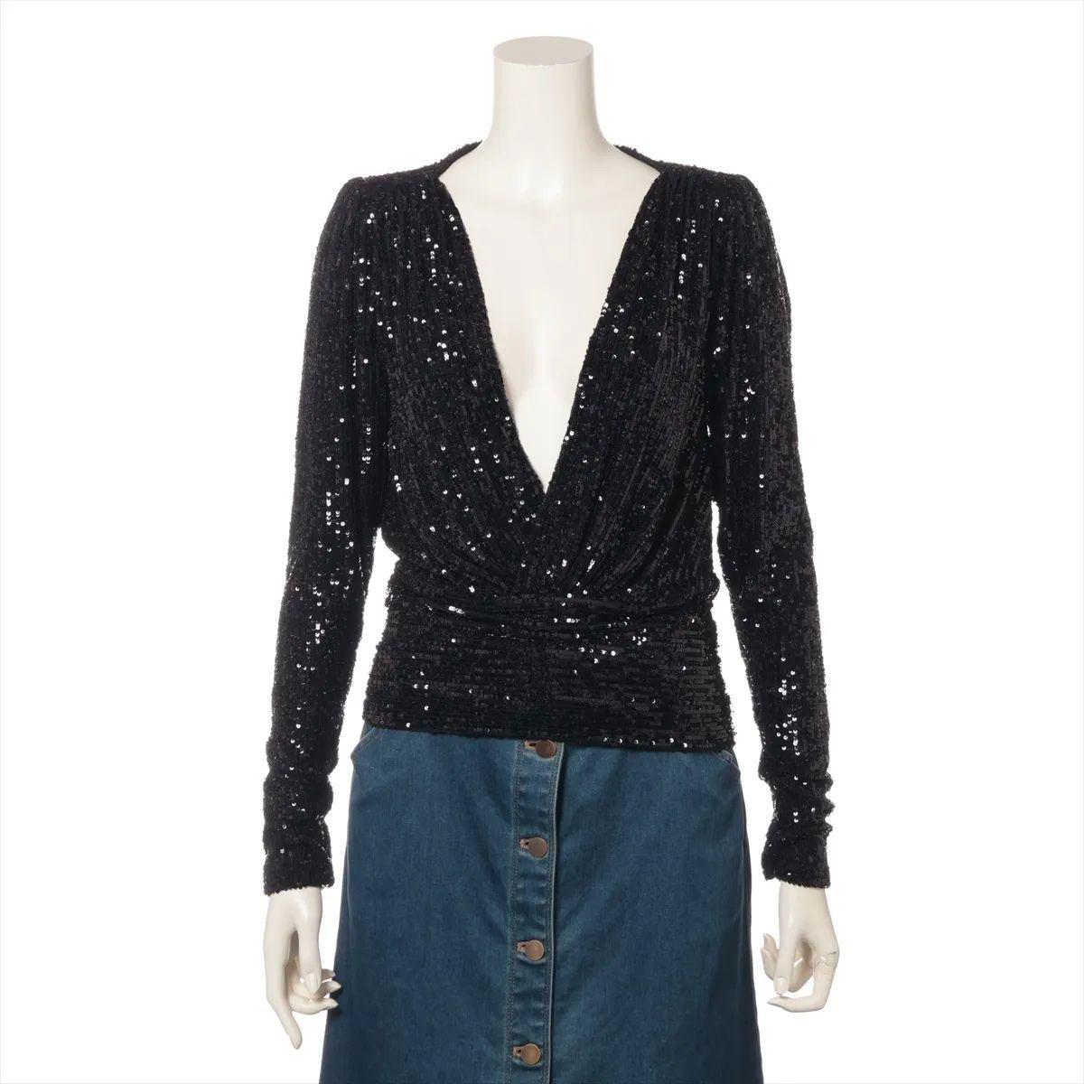 El Top Saint Laurent Paris de Lentejuelas con Cuello en V Profundo en negro es una pieza glamurosa que irradia sofisticación y encanto moderno. Elaborado por expertos, está totalmente adornado con brillantes lentejuelas negras que captan la luz