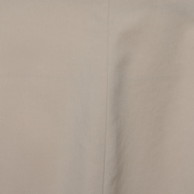 Esta falda ilustra un diseño sencillo y desenfadado. Creada por Saint Laurent, la falda asimétrica está pensada para ofrecer un gran ajuste. Realza el encanto de la falda combinándola con un blazer de corte afilado y unas sandalias llamativas.