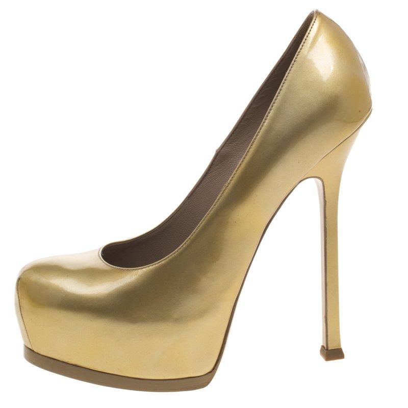 A part of the 'Tribtoo' collection from Yves Saint Laurent, this elegant pair of gold platform pumps are made from patent leather. The 14.5 cm high heel enhances the leg-lengthening effect. Lined with comfortable leather insoles, the almond-toe