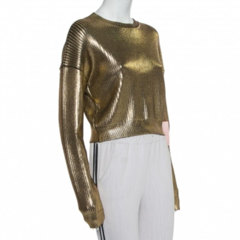 Ein verkürzter Rippstrickpullover für Damen von Saint Laurent mit auffälligem Design. Es ist in Gold gehalten, hat überschnittene Schultern, lange Ärmel und einen Rundhalsausschnitt.