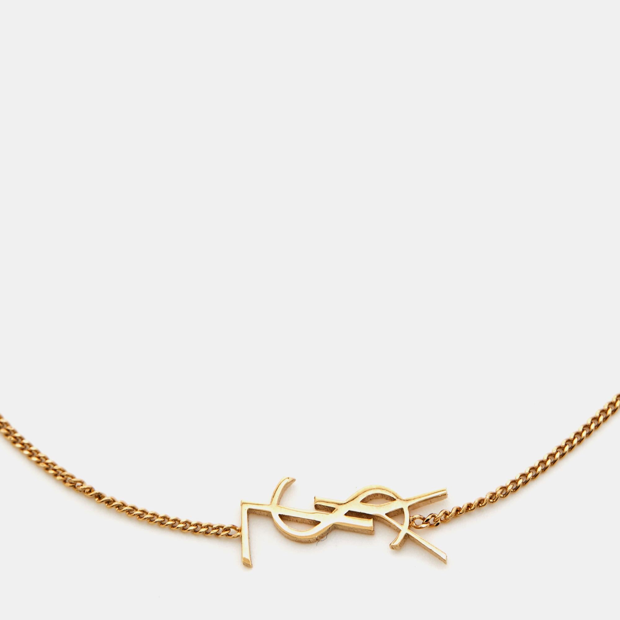 A simple chain in gold-tone metal is added with the iconic YSL logo to make this Opyum bracelet a charming accessory. It is light and comfortable.

