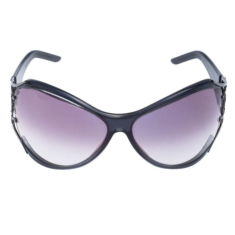 Saint Laurent Paris' oversized sunglasses are an example of the brand's luxurious femininity. These sunglasses feature pretty cutout design on the hinges and the brand label on the temples. They are finished with gradient grey lenses.

Includes: The