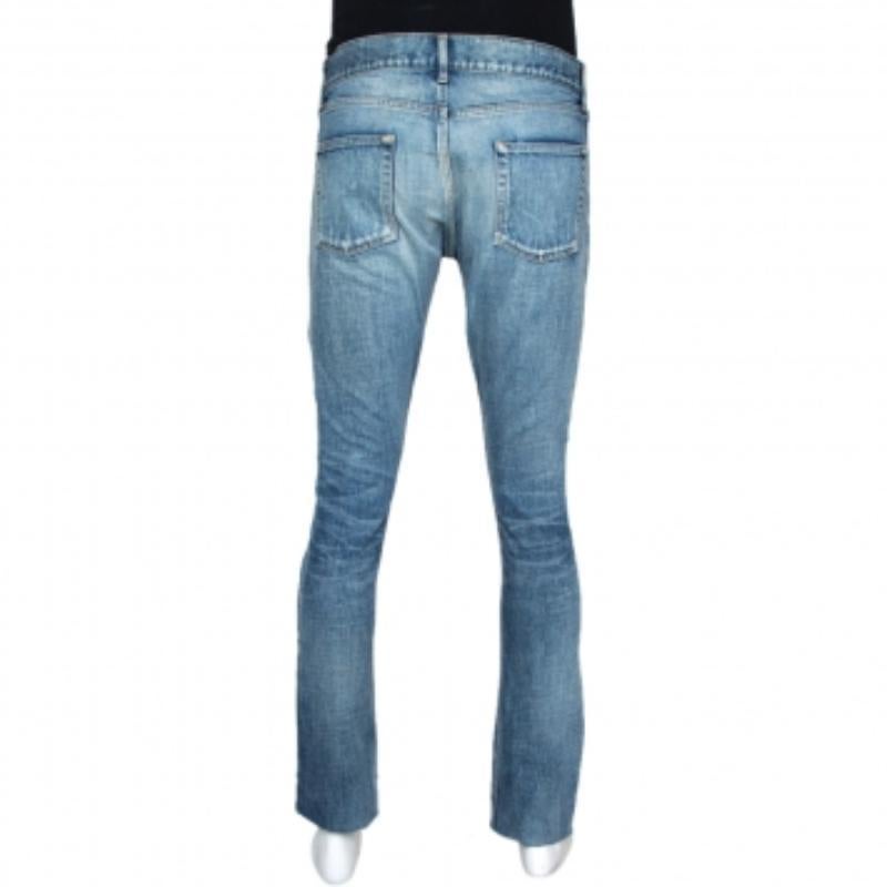 Ces jeans élégants de Saint Laurent Paris sont absolument indispensables ! Fabriqués en pur coton, ils se déclinent dans une jolie nuance d'indigo. Elles sont dotées d'un effet délavé, de détails en détresse, d'une fermeture zippée, de cinq poches,