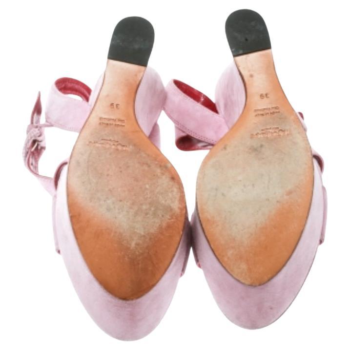 Estas sandalias de Saint Laurent Paris están confeccionadas en ante rosa claro, con tiras entrecruzadas en los empeines y hebillas en los tobillos. Vienen equipadas con cómodas plantillas y tacones de cuña de 13 cm. Llévalos con un maxi vestido o