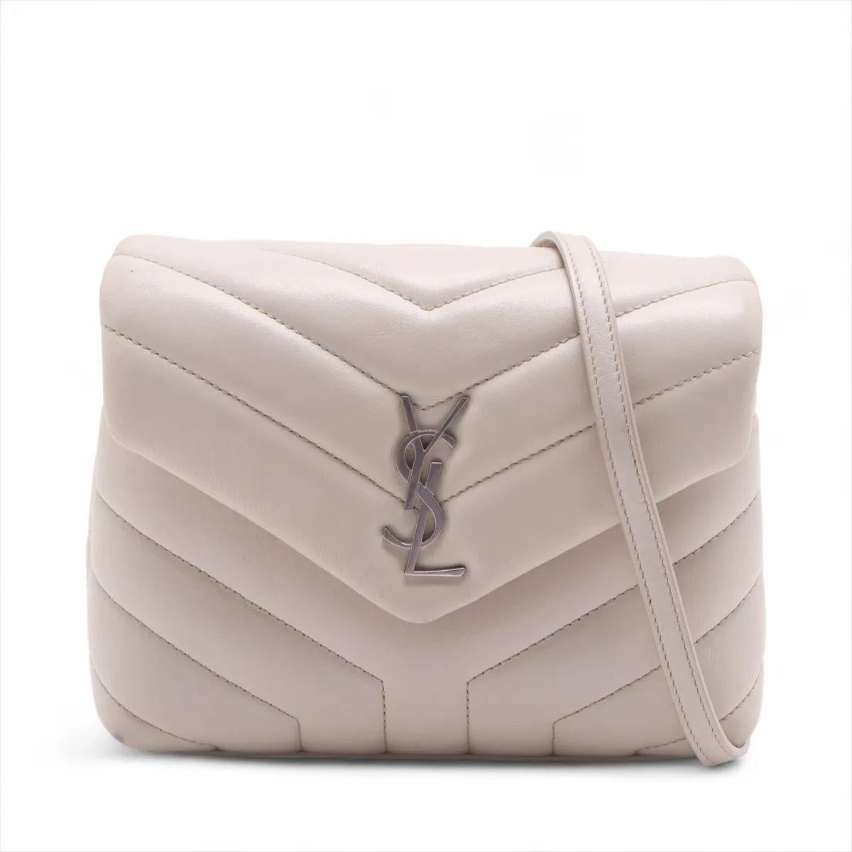 La borsa a tracolla Saint Laurent Paris Loulou in pelle bianca è un pezzo elegante e senza tempo che unisce la raffinatezza moderna al design iconico della maison. Realizzata in morbida pelle, presenta l'inconfondibile trapuntatura chevron che ne