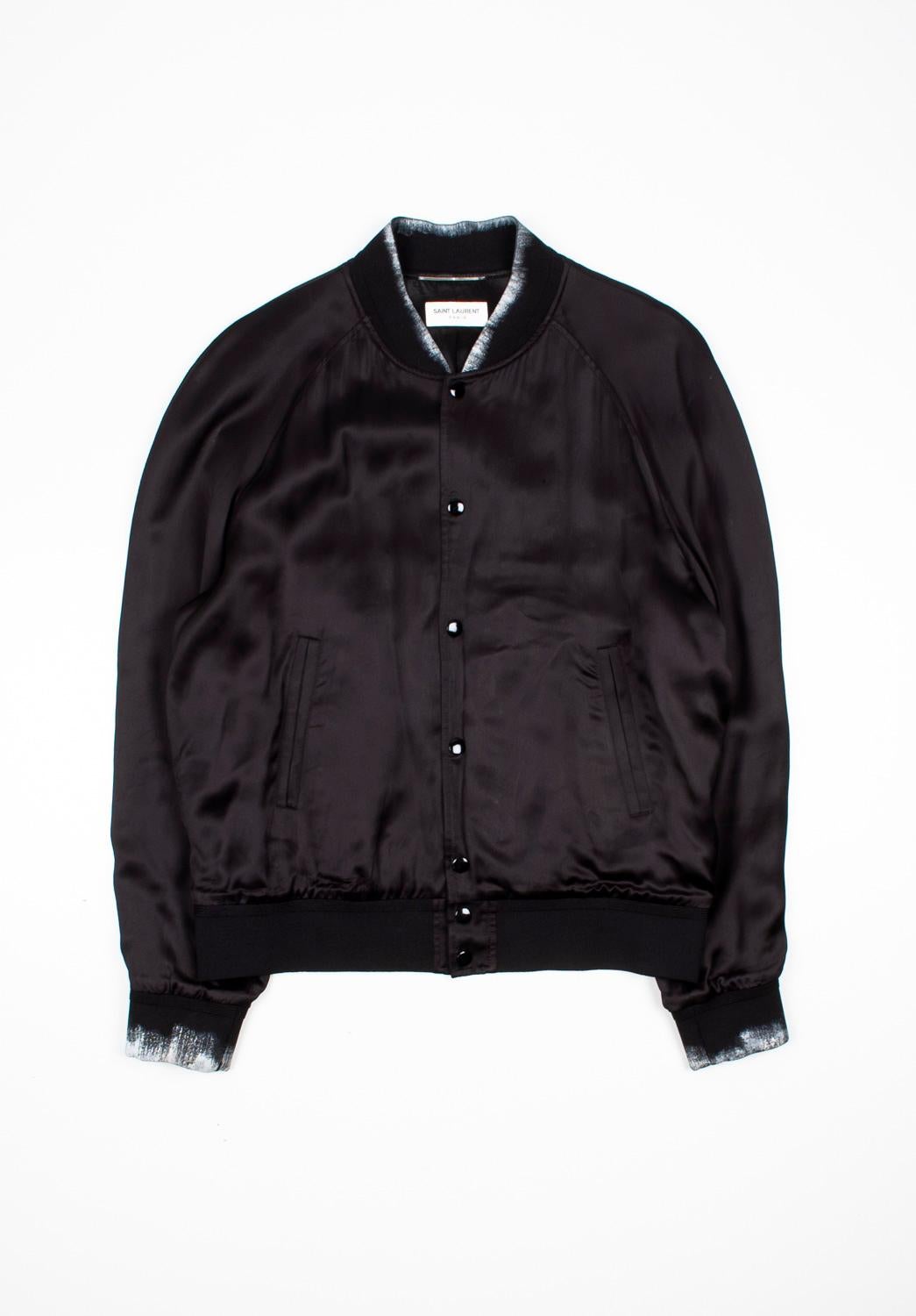 Prüfen Sie meine anderen Angebote. Habe viele weitere Designerkleidung zu verkaufen. Offen für alle Angebote.
Zu verkaufen ist 100% echte Saint Laurent Moon Herren Jacke, VIEPE0
Farbe: schwarz/mehrfarbig
(Eine tatsächliche Farbe kann ein wenig