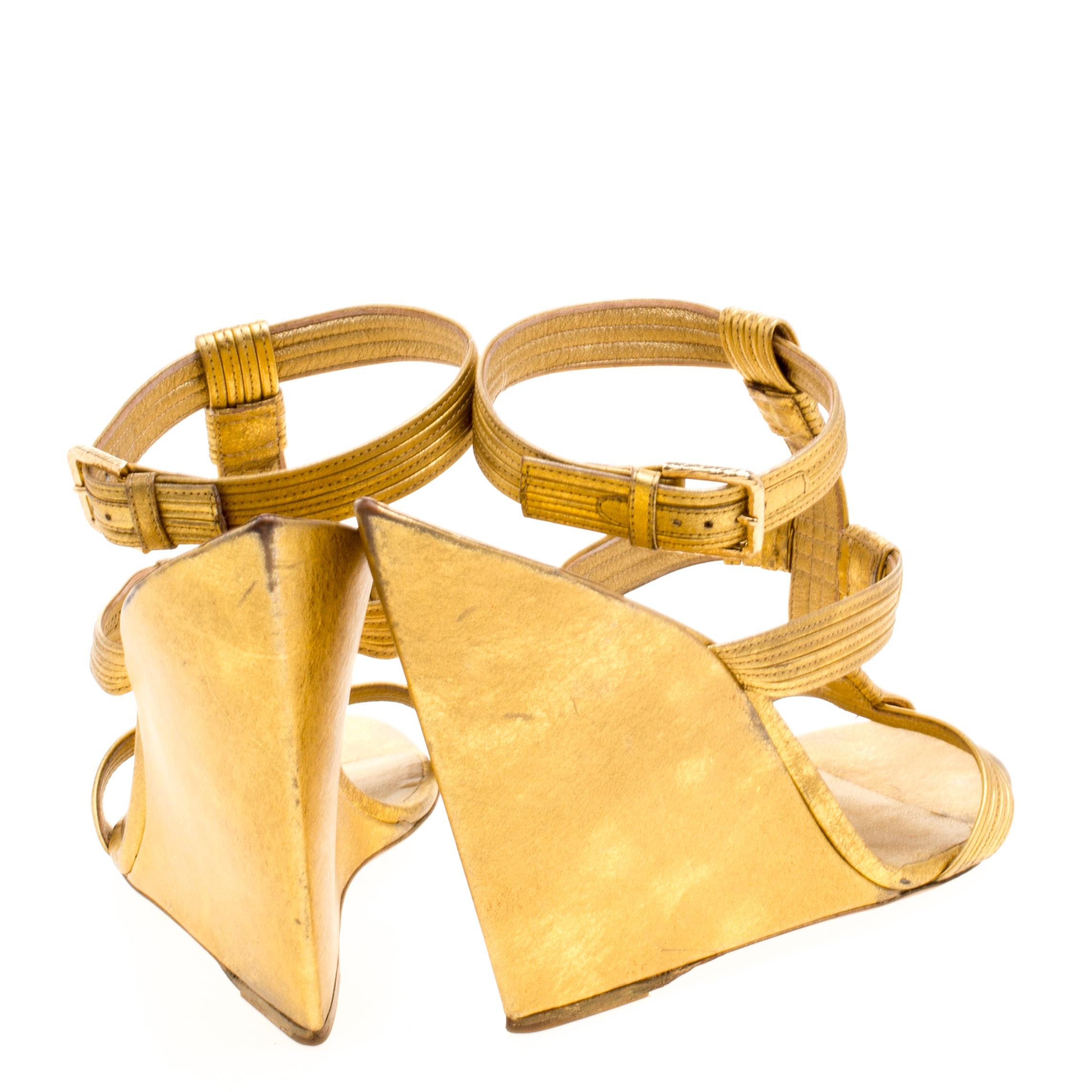 Saint Laurent Paris Metallic Gold Leather Venice Sculpted Wedge Sandals Size 40 im Zustand „Gut“ in Dubai, Al Qouz 2