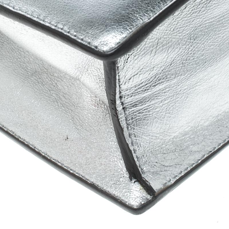 Saint Laurent Paris Metallic Silver Leather Lutetia Clutch im Zustand „Gut“ in Dubai, Al Qouz 2