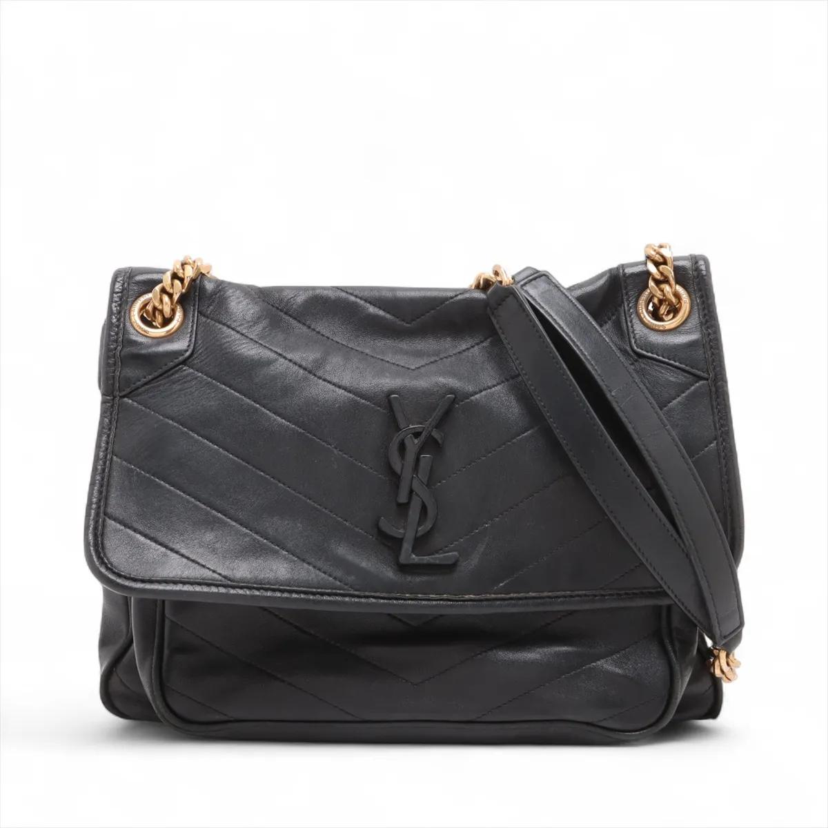 La borsa a tracolla con catena in pelle Niki di Saint Laurent Paris in nero incarna una raffinatezza senza sforzo con il suo design elegante e i suoi dettagli raffinati. Realizzata in morbida pelle, presenta l'inconfondibile trapuntatura a punto V