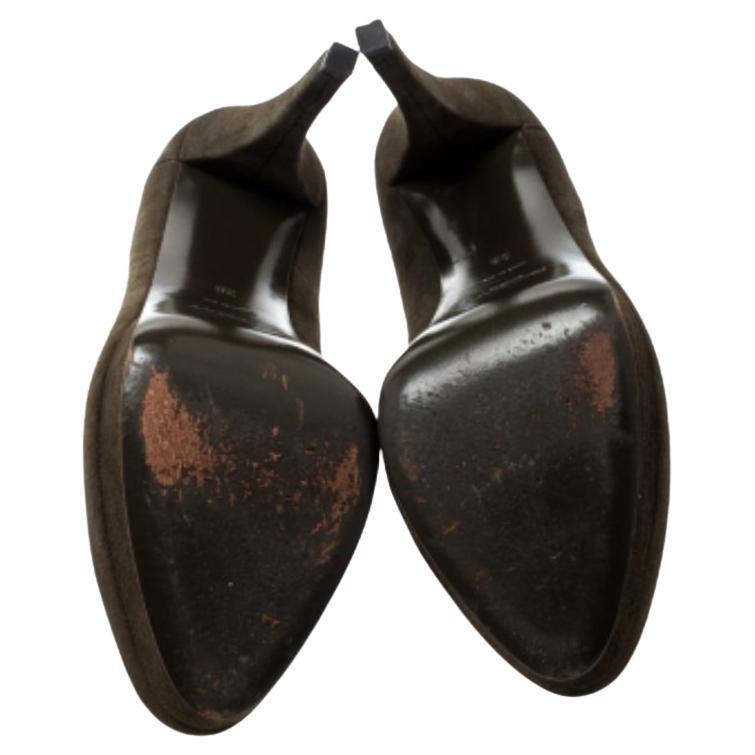 Cette paire de Saint Laurent a un charme fou. Cette paire élégante est fabriquée en daim et dotée d'une confortable semelle en cuir avec un talon de 12,5 cm de hauteur. Donnez du style à votre tenue en l'associant à ces élégants escarpins verts.