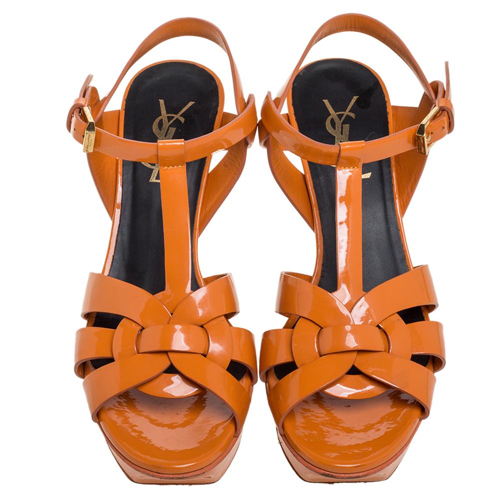 Saint Laurent Paris Orangefarbene Tribute-Sandalen aus Lackleder Größe 35 im Zustand „Gut“ im Angebot in Dubai, Al Qouz 2