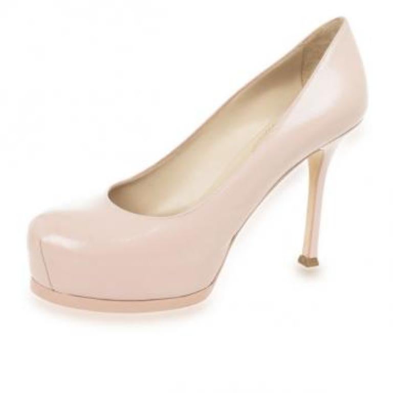 Ces escarpins Tribtoo roses d'YSL témoignent d'une véritable classe. Confectionnés en cuir dans une magnifique nuance de rose, ces escarpins à bouts arrondis mesurent 11 cm de haut sur les talons carrés emblématiques de la marque Tribute. Les