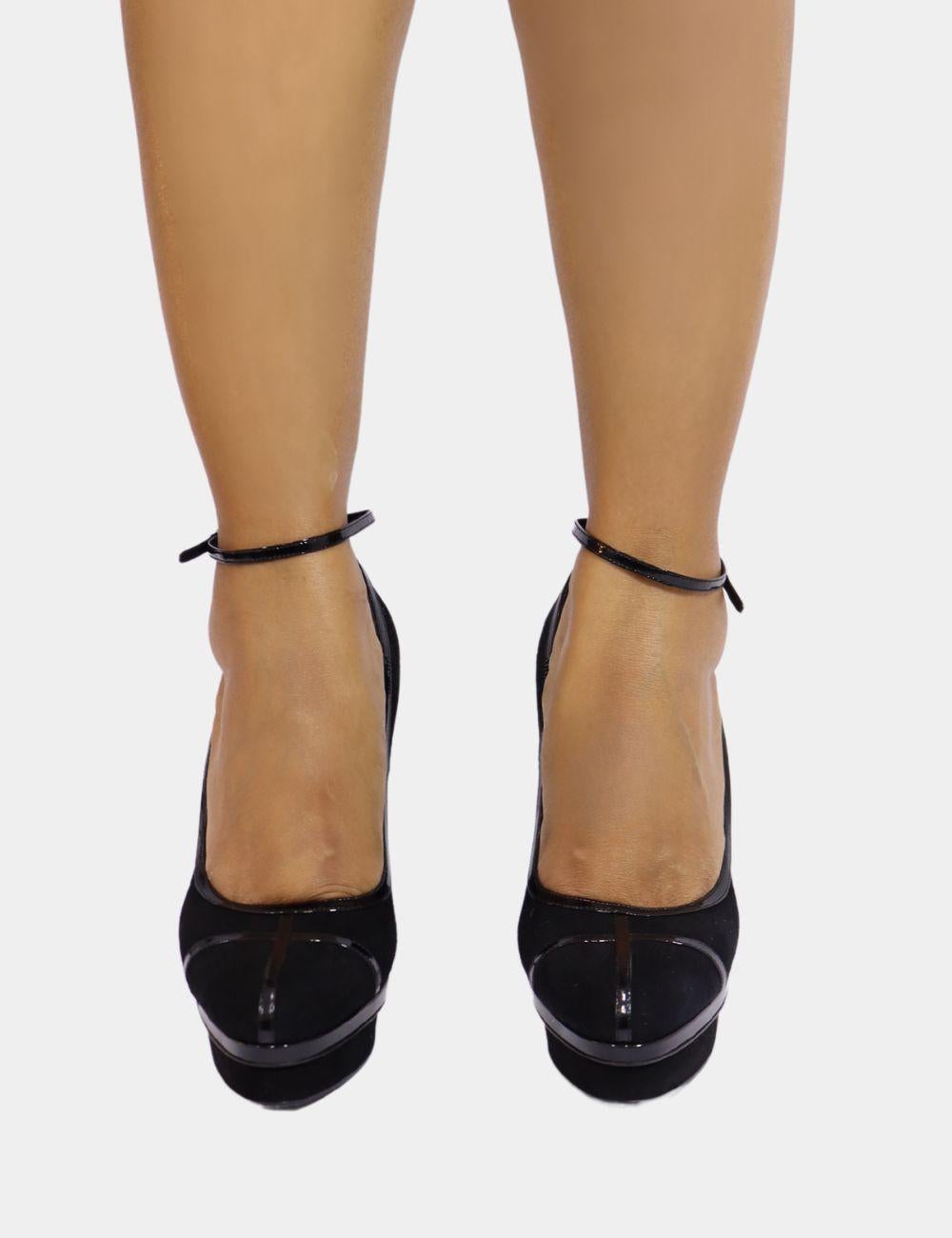 Faites preuve d'une sophistication audacieuse avec ces superbes escarpins à plateforme en daim noir de Saint Laurent. Dotés d'un bout en amande élégant, d'un talon aiguille élancé et d'une bride cheville chic, ces talons exhalent le glamour