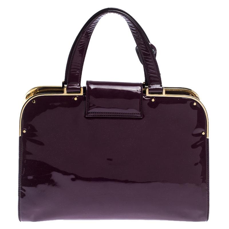 Diese Saint Laurent Uptown Schultertasche ist perfekt für den Alltag. Diese lilafarbene Umhängetasche aus Lackleder hat zwei Griffe an der Oberseite, ein Lederetikett und schützende Metallfüße. Der Drehverschluss gibt den Blick auf zwei offene