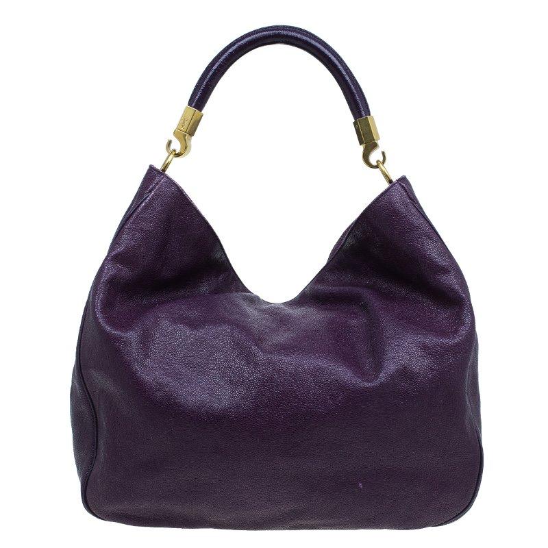 You won't ever want to let this chic purple Roady hobo by Yves Saint Laurent go. This classic shaped hobo is crafted from leather in a lovely shade of purple and features a single rounded handle with gold-tone hardware. The holdall interior is lined