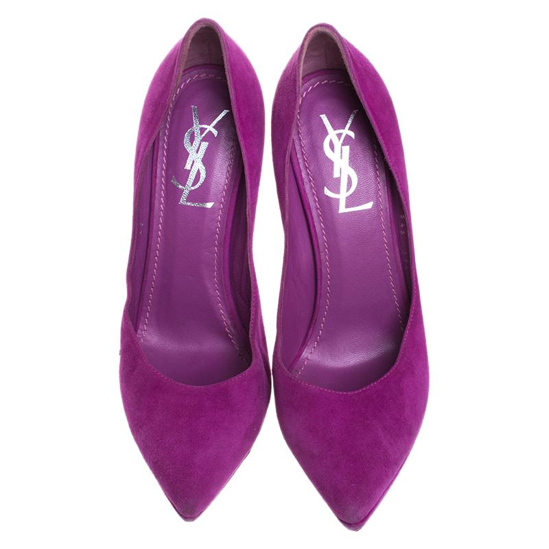You'll love to flaunt these smart and stylish Janis pumps from Saint Laurent Paris. The purple pumps are crafted from suede and feature an elegant silhouette. They flaunt pointed toes, 11.5 cm high heels and leather-lined insoles. The solid