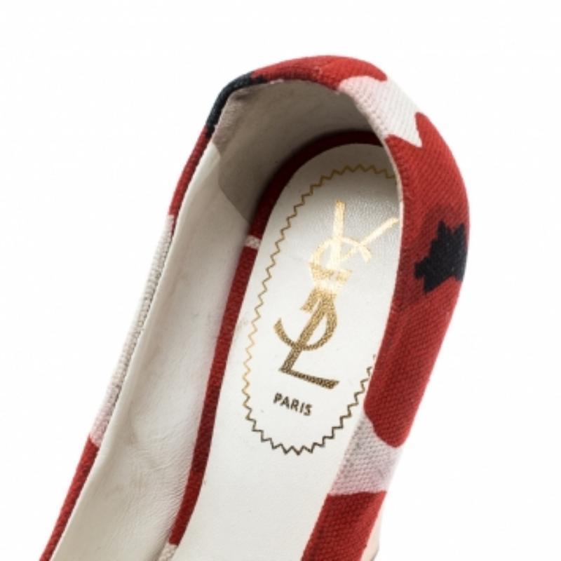 Saint Laurent Paris escarpins compensés à plateforme en toile imprimée rouge et blanche taille 35,5 Bon état - En vente à Dubai, Al Qouz 2