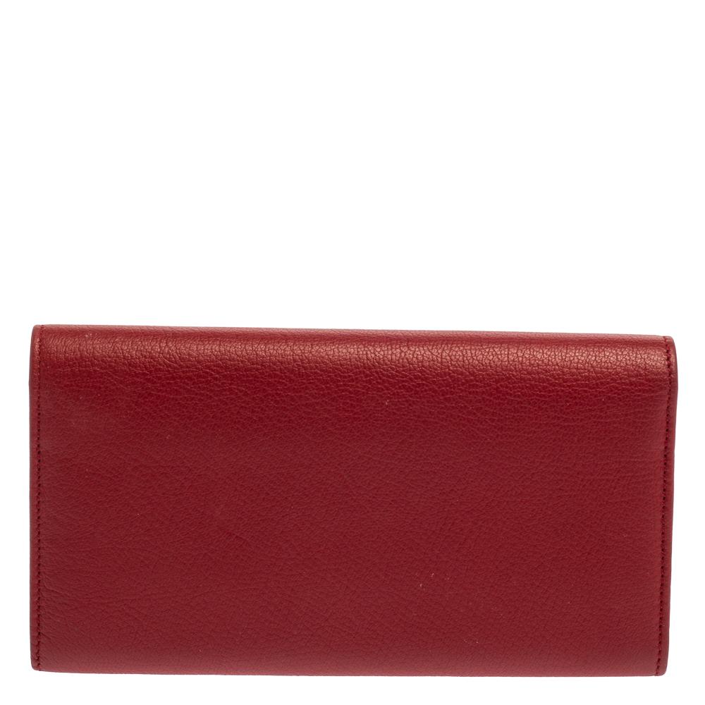 The Belle De Jour clutch by Saint Laurent Paris is a creation that is stylish and exceptionally well-made. It is a simple and sophisticated design, just right for the woman who embodies class in a modern way. Meticulously crafted from leather, it