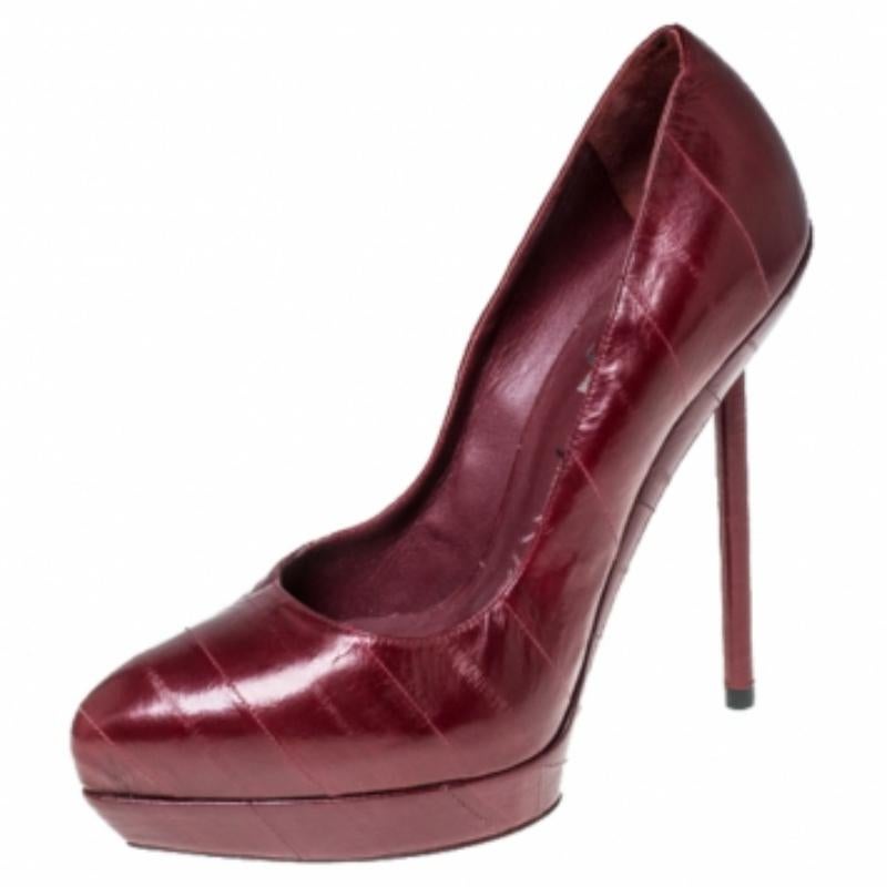 Mystérieux et sensuels, ces escarpins Saint Laurent Paris sont divins comme leur nom. Leur extérieur en cuir gaufré bordeaux est associé à des orteils en amande, des semelles incurvées recouvertes d'un revêtement et des talons de 10,5 cm. Elles sont