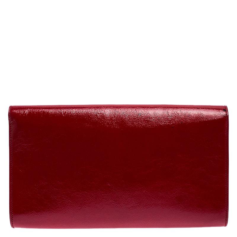 The Belle De Jour clutch by Saint Laurent is a creation that is not only stylish but also exceptionally well-made. It is a design that is simple and sophisticated, just right for the woman who embodies class in a modern way. Meticulously crafted