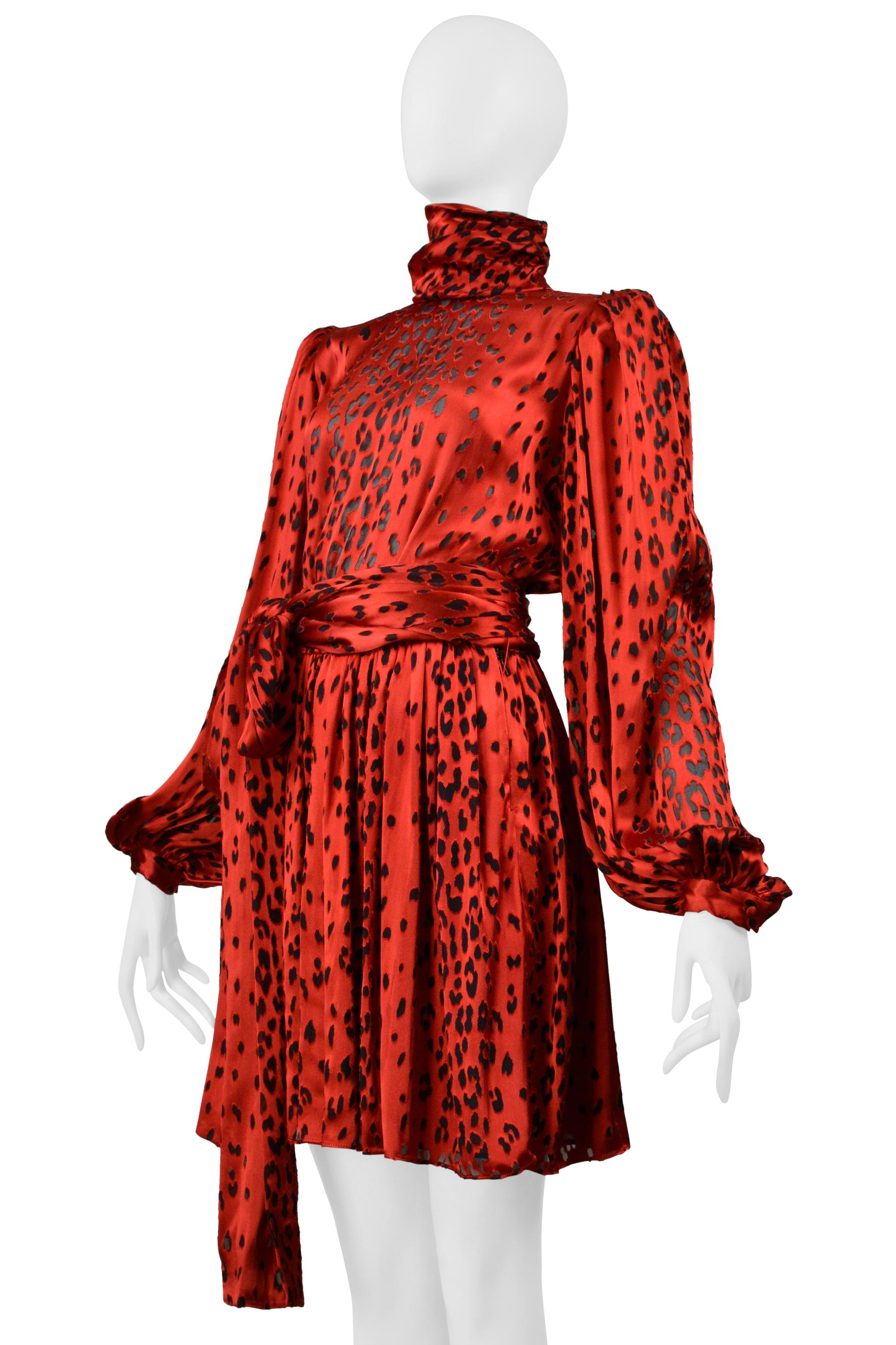 Rouge Saint Laurent Paris - Robe en soie rouge avec imprimé léopard 2021 en vente