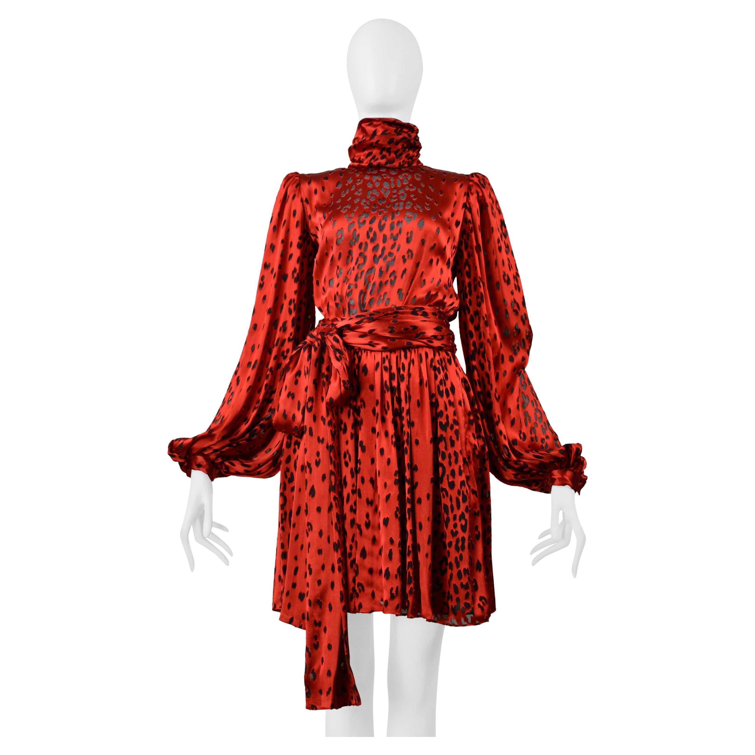 Saint Laurent Paris - Robe en soie rouge avec imprimé léopard 2021