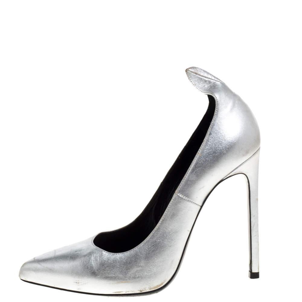 Lend a contemporary touch to your look when you team your outfit with this Saint Laurent Paris creation. These Thorn pumps are crafted from leather with a thorn-like detail on the counters and are supported by a 12 cm heel. Look stunning in these