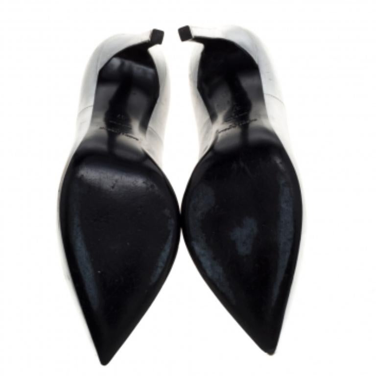 Lend a contemporary touch to your look when you team your outfit with this Saint Laurent Paris creation. These Thorn pumps are crafted from leather with a thorn-like detail on the counters and are supported by a 12 cm heel. Look stunning in these